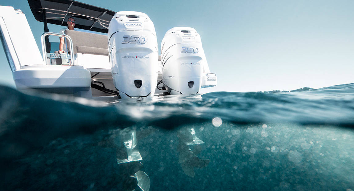 Powerful outboard engines in standard and optional variants of up to 45 knots.